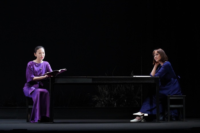 （左から）松雪泰子、ソニン 舞台写真：宮川舞子