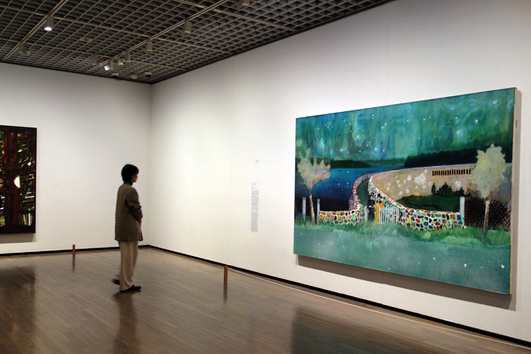 右：《ガストホーフ・ツァ・ムルデンタールシュペレ》2000–02　油彩、キャンバス　196x296cm　シカゴ美術館