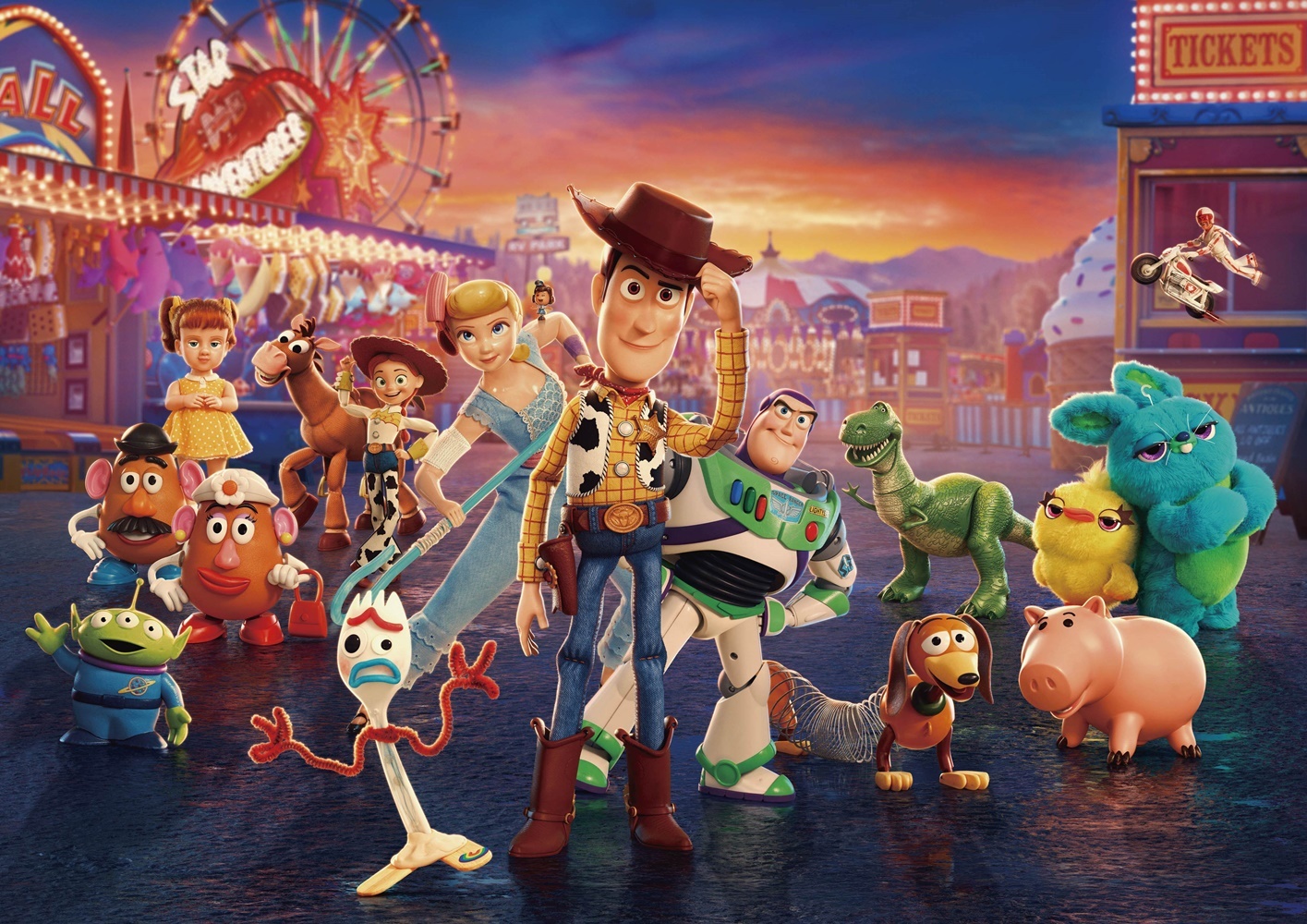 後列左から：ミスター・ポテトヘッド/ギャビー・ギャビー/ミセス・ポテトヘッド/ブルズアイ/ジェシー/レックス/ダッキー＆バニー/デューク・カブーン（上飛んでいる）   前列左から：エイリアン/フォーキー/ボー・ピープ/ギグル（ボーの肩の上）/ウッディ/バズ・ライトイヤー/スリンキー/ハム　（C）2019 Disney/Pixar. All Rights Reserved.