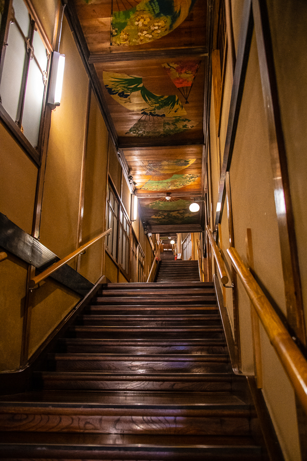 階段の右手に、７つの部屋。天井にも扇の絵が描かれている。