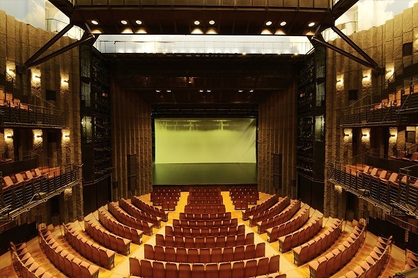 世田谷パブリックシアター 主劇場：1997年開場。主劇場（約600席）とシアタートラム（約200席）がある。 歴代の芸術監督は、佐藤信（劇場監督1997～2002年）、野村萬斎（02～22年）、22年から白井晃。＝世田谷パブリックシアター提供