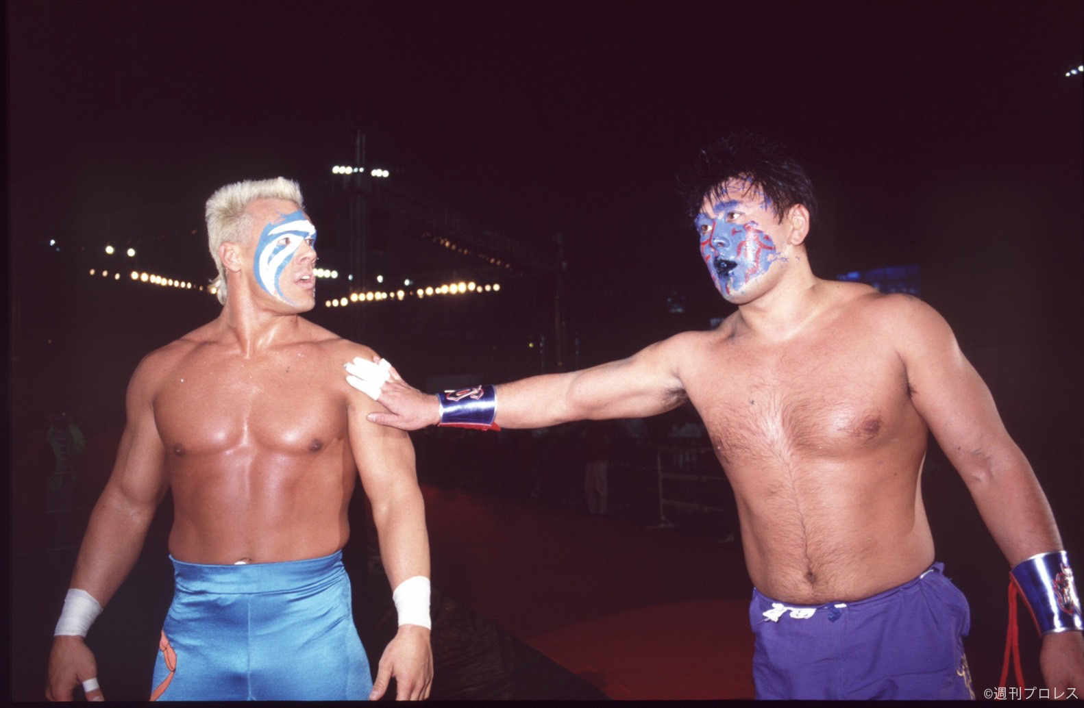 90年代に名勝負を繰り広げたスティング（左）とグレートムタ (c)週刊プロレス