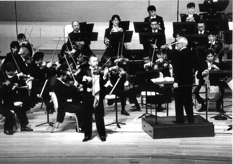 大阪フィルの定期演奏会でベートーヴェンの協奏曲を演奏する古澤巖。（第295回定期1996,2,14 ﾌｪｽﾃｨﾊﾞﾙﾎｰﾙ）  写真提供：大阪フィルハーモニー交響楽団　