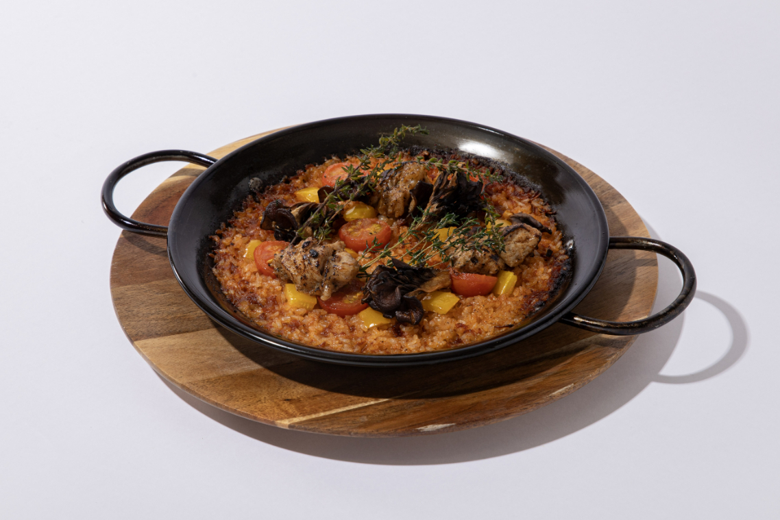 【バイオハザード】泣けるぜ…チキンパエリア  トマト、パプリカと共に焼き上げたパエリアに、ローストしたチキン、舞茸をトッピング。『バイオハザードRE:4』の世界で、大統領直属のエージェントとなったレオンが、任務に向かった先で食べていたかもしれない一品 ※写真は開発中のもの。実際の商品と仕様が異なる場合あり