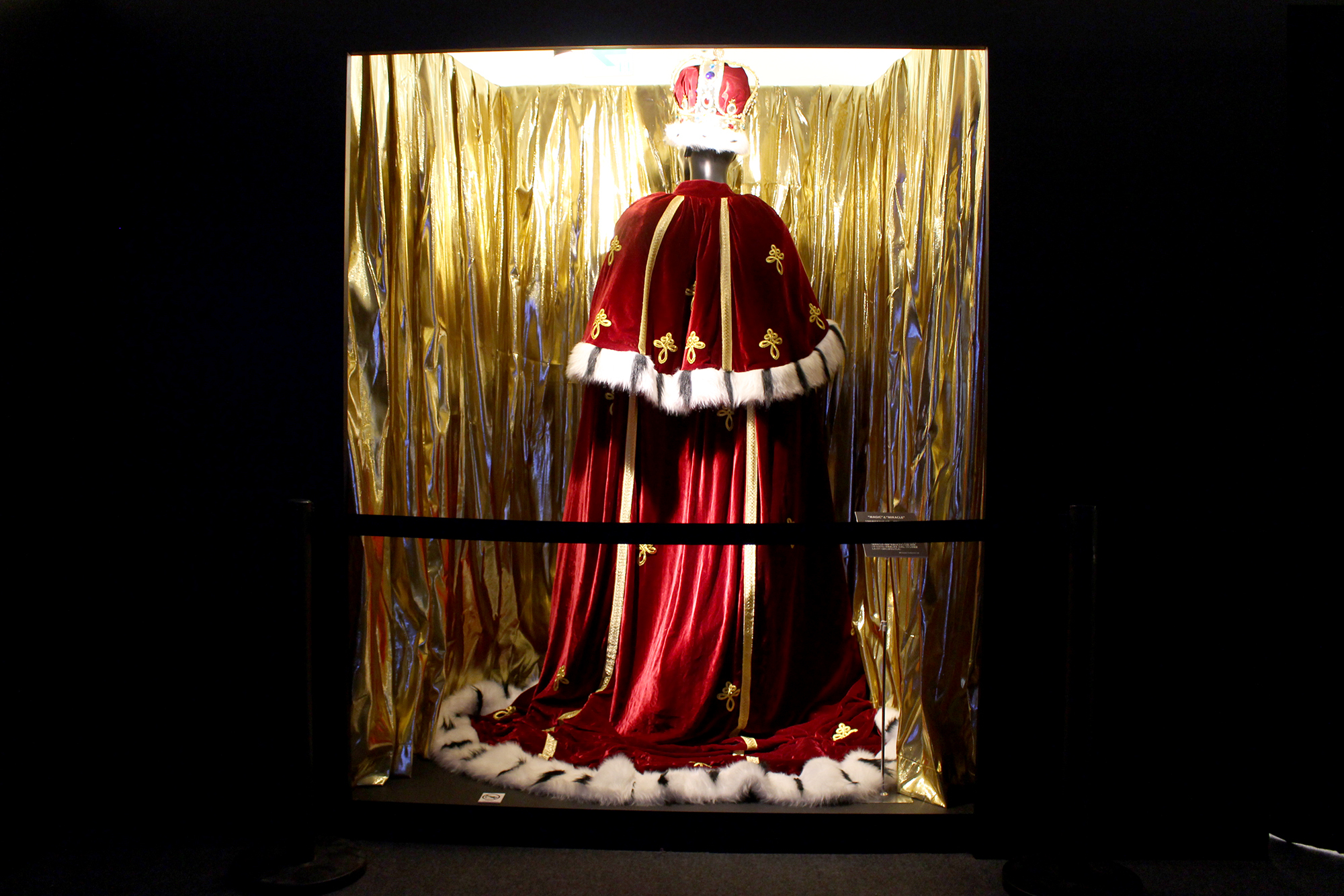 『MAGIC TOUR』のアンコールで着ていた王冠とマント