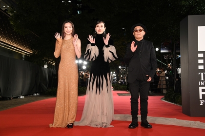 戸田恵梨香はブラック＆セピア、永野芽郁はタイトなゴールドロングドレスで登場　『母性』東京国際映画祭レッドカーペットを飾る