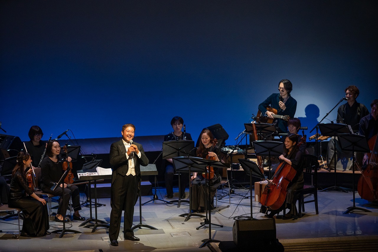 指揮者・辻博之（左から４人目）と音楽監督・KOHKI（右後方から３人目）によるトーク
