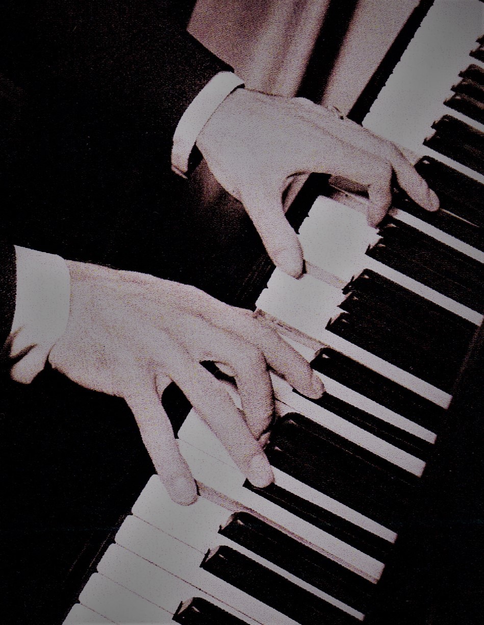 ピアノを演奏するジョージの手