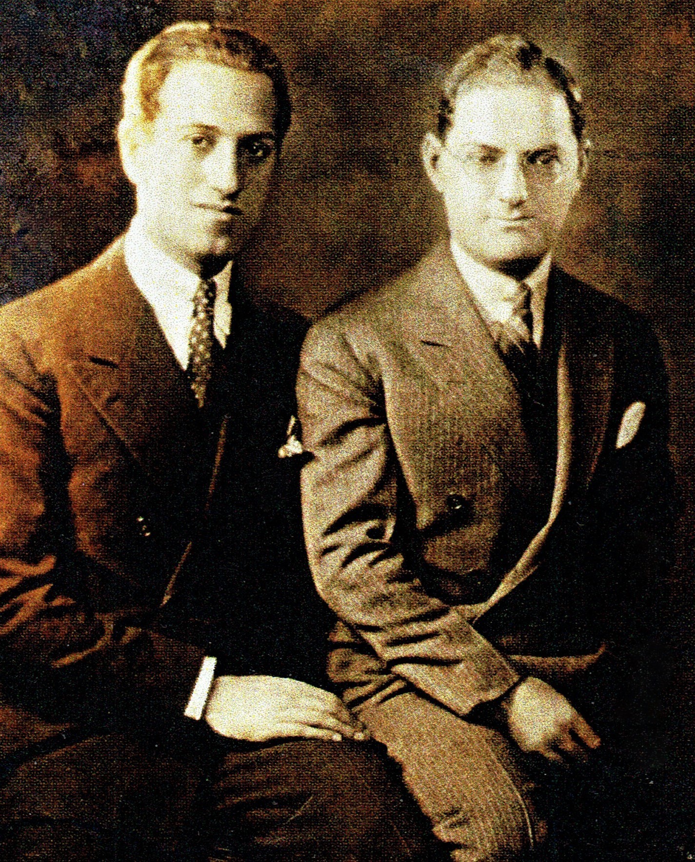 ジョージ・ガーシュウィン（左）と兄のアイラ・ガーシュウィン(1928年撮影) 　Photo Courtesy of Michael Feinstein