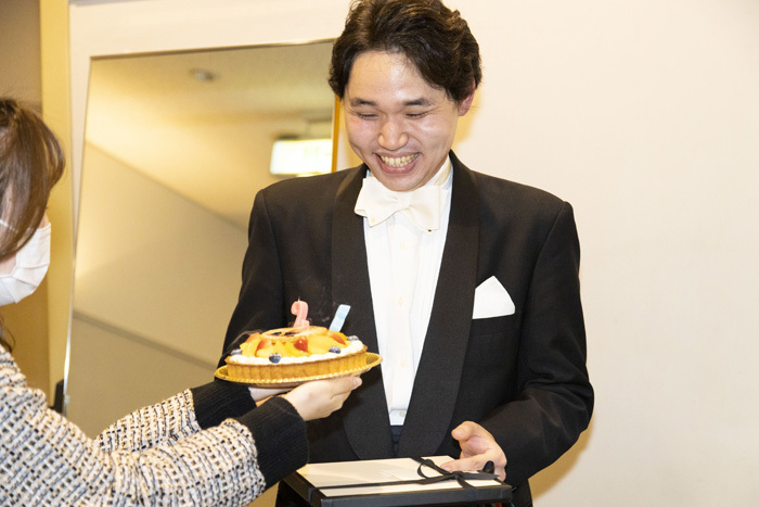 【おまけ】翌13日が28歳の誕生日だった髙木。終演後にはスタッフからケーキのサプライズが！