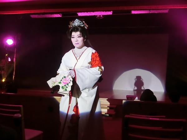 龍新座長。すぐ真横を役者さんが通る瞬間は、いつも独特の緊張感がある。(2016/2/11)