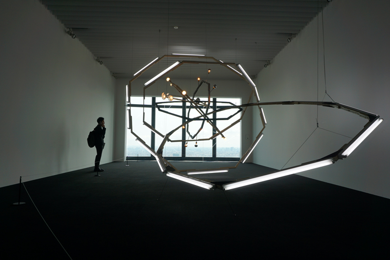 ビョーン・ダーレム 《ブラックホール（M-領域）》 2008年／木、スチール、蛍光灯、電球、塗料／450×500×900cm