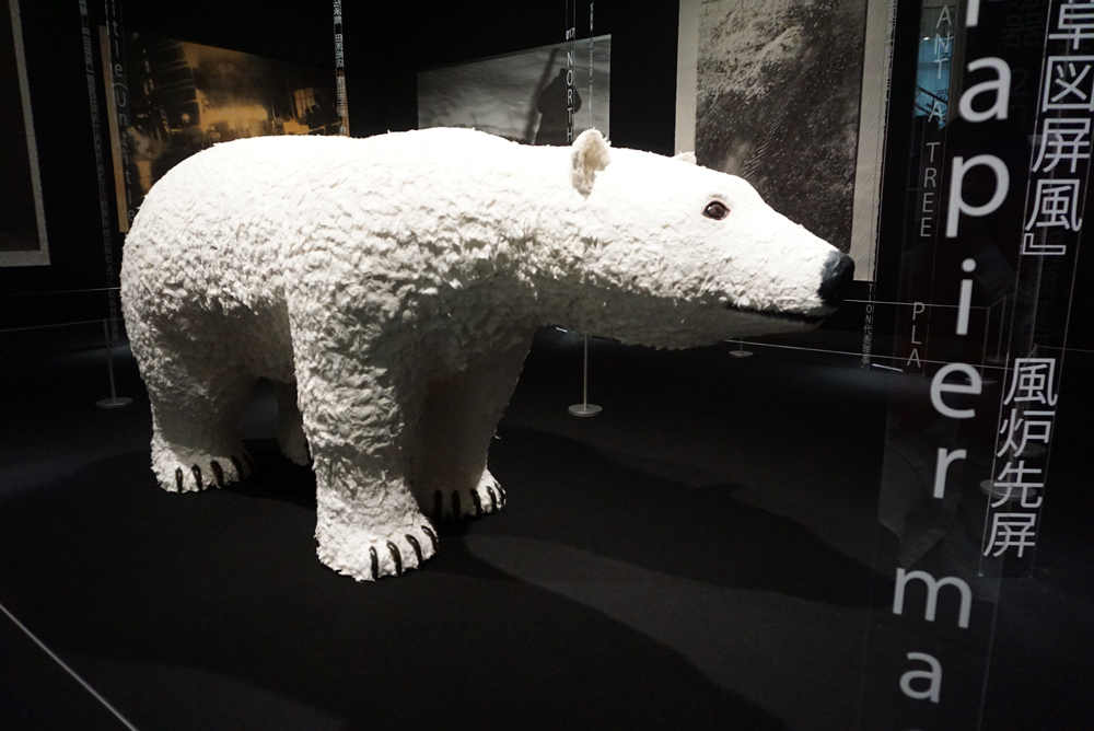 「Life size polar bear in papier mache」橋本彰一、片山正通、NIGO 2011年　一般財団法人 TAKE ACTION FOUNDATION蔵