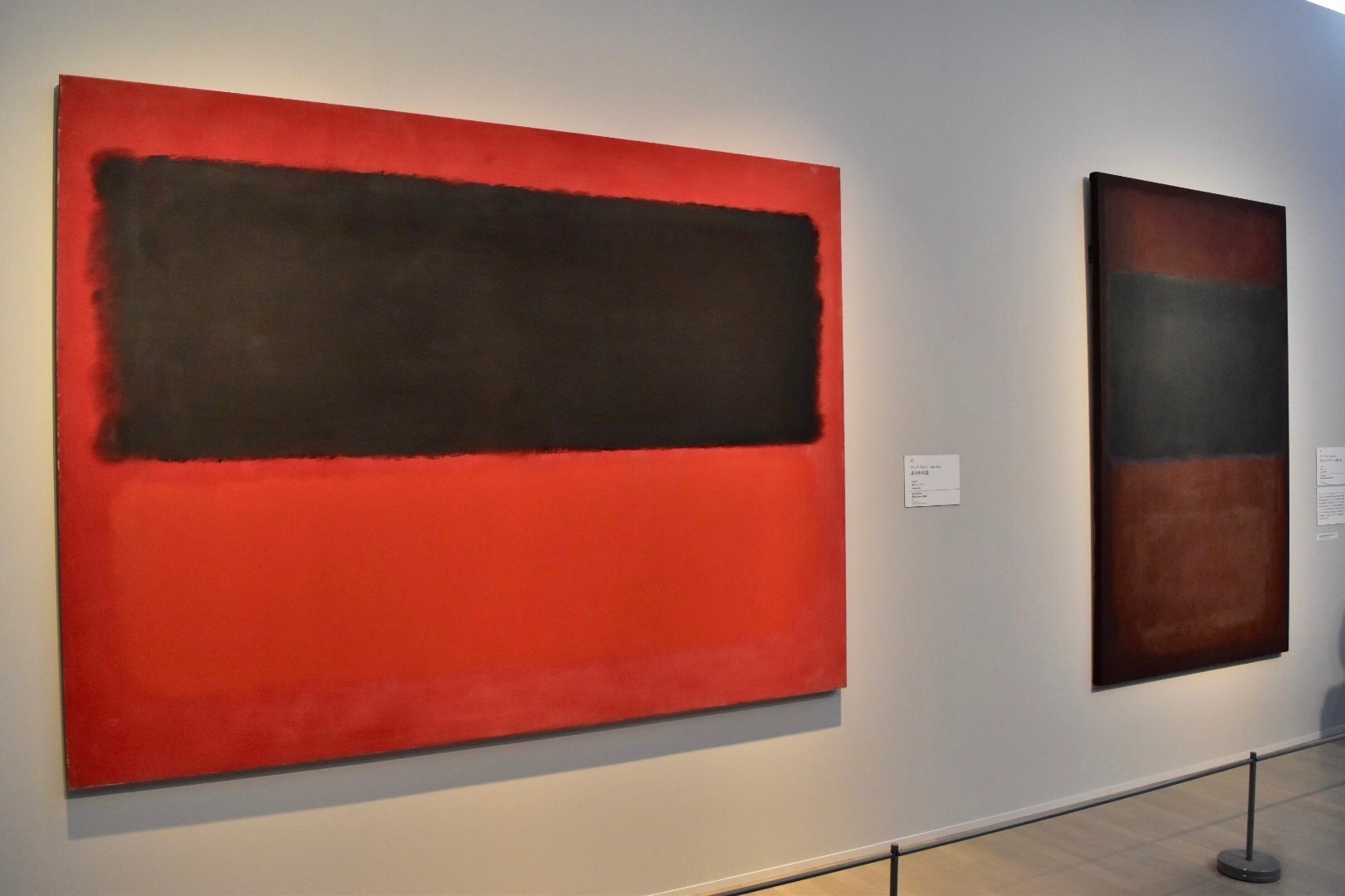 左：マーク・ロスコ　《赤の中の黒》1958年　東京都現代美術館　右：マーク・ロスコ　《ボトル・グリーンと深い赤》1958年　大阪新美術館建設準備室