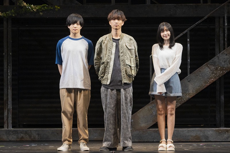 左から上遠野太洸、田中樹、佐野ひなこ