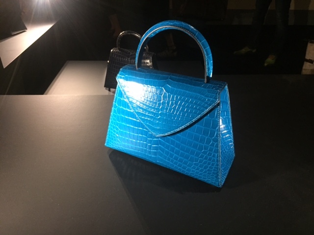 素材の魅力を最大限に引き出す革細工作家、セルジュ・アモルソ氏によるレザーバッグ。