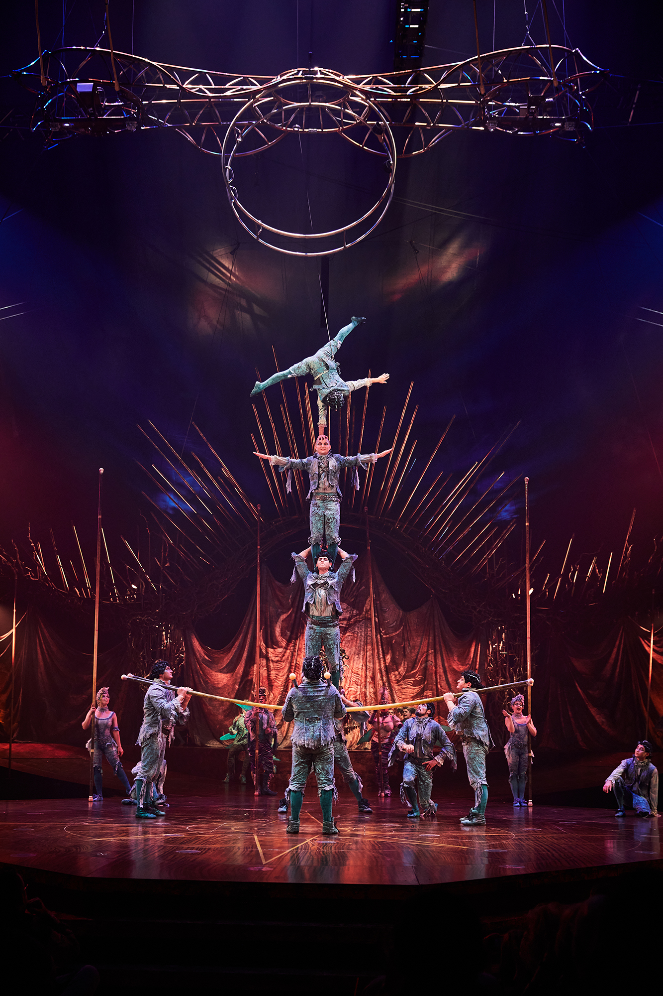アクロ・ポール Acro Poles Photos: Cirque du Soleil 2021 / Costumes: Dominique Lemieux