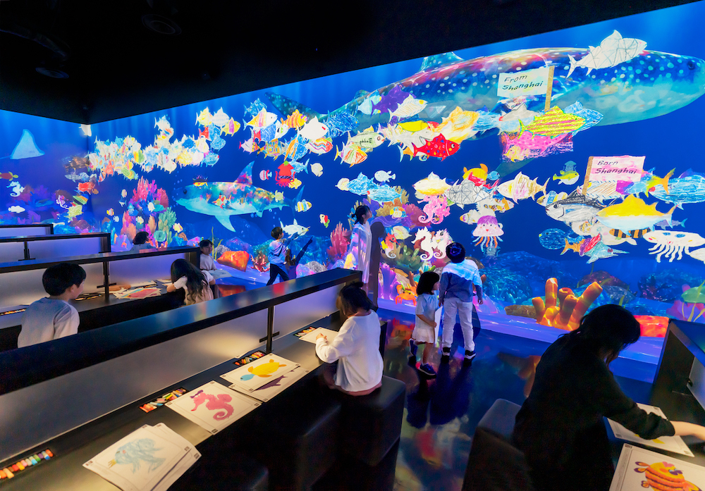 チームラボ《世界とつながったお絵かき水族館》(C)チームラボ