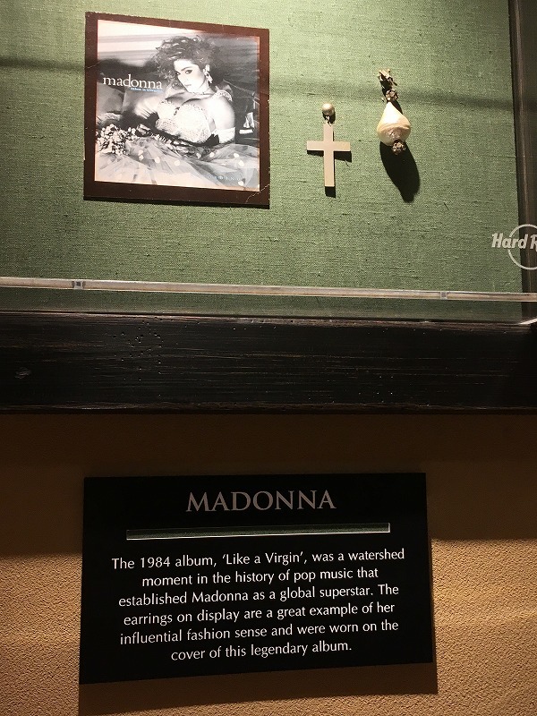1階のメモラビリアに並べられた、マドンナがジャケット写真の撮影で使用したアクセサリー