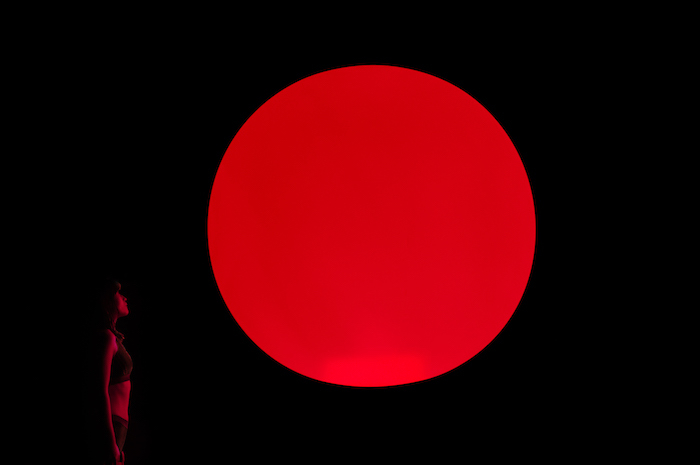 チームラボ《空中浮揚》 (C)チームラボ（写真＝オフィシャル提供）　上昇しているときは赤く光る