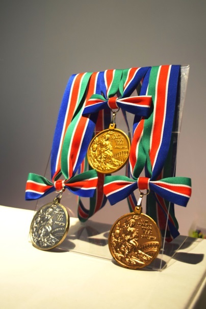 1964年東京オリンピックのメダルのレプリカを持って写真を撮影できるフォトスポットも