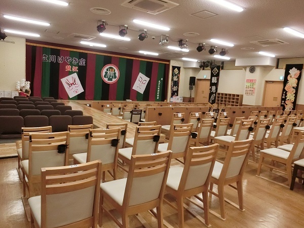けやき座内観。席と席の間が広く取られているのが特長だ。