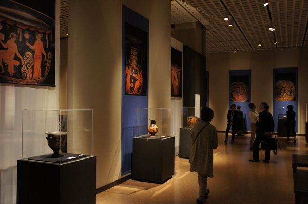 ギリシャ神話を描いた器が並ぶ展示室内