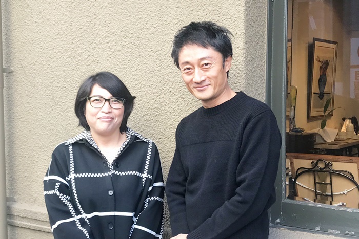 （左から）岡部尚子、稲荷卓央。