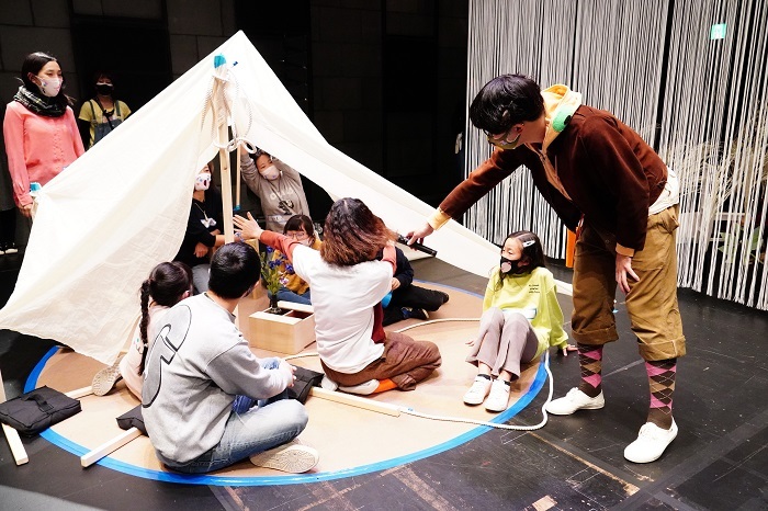  子どものためのリーディング＋ワークショップ公演『ホーム』 撮影：田中亜紀