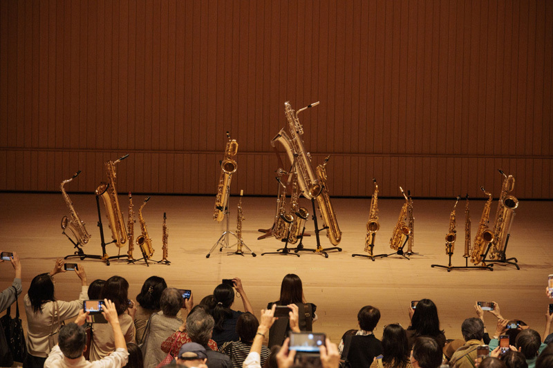 18本のサクソフォンが並ぶ光景は圧巻！