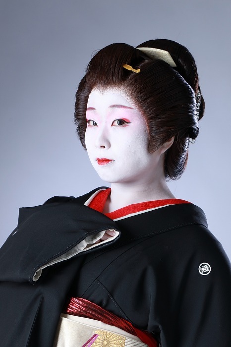 破天航路で日本舞踊を専門とする花ノ本以津輝は、芸者役で出演する。