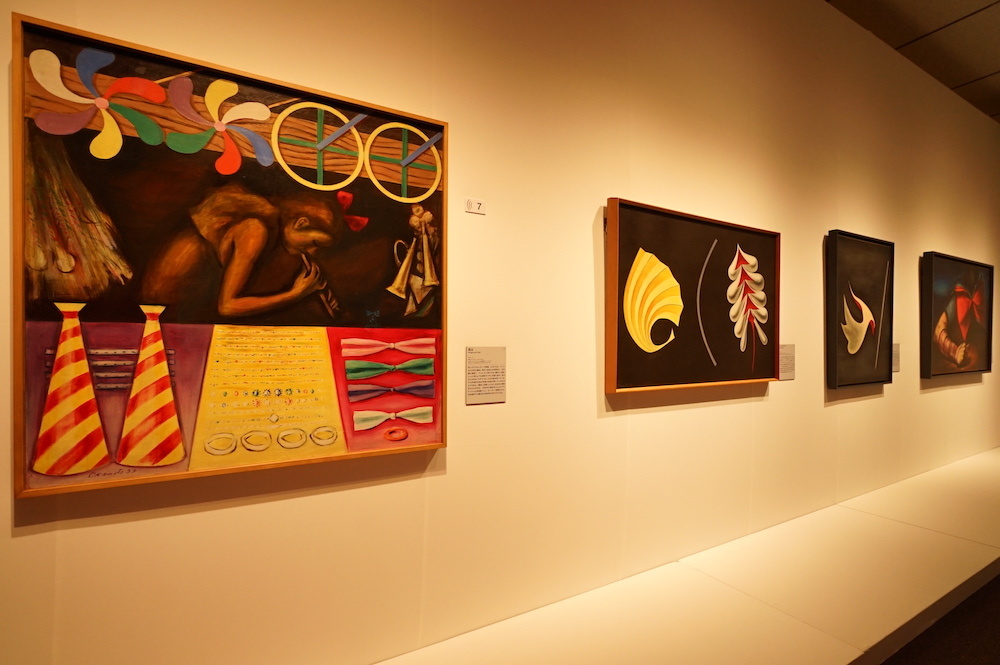 左から：《露店》1937年／1949年 ソロモン・R・グッゲンハイム美術館、《コントルポアン》1935年／1954年 東京国立近代美術館、《空間》1934年／1954年 川崎市岡本太郎美術館
