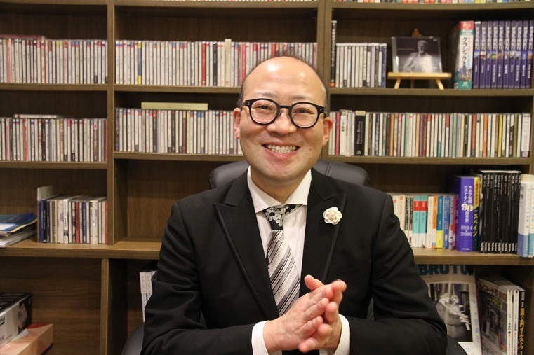 初演から大友御行を演じるオペラ歌手 晴正彦