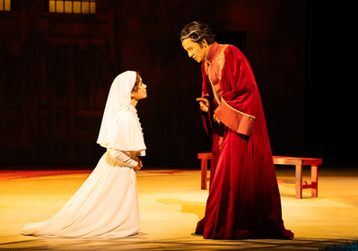 新国立劇場 シェイクスピア、ダークコメディ交互上演の一つ目の作品『尺には尺を』が開幕