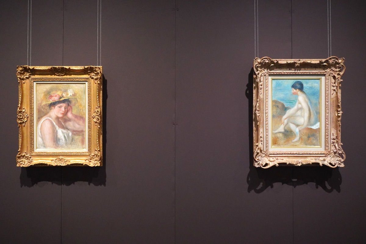 左： オーギュスト・ルノワール《帽子の娘》1910　油彩、カンヴァス　右： オーギュスト・ルノワール《浴女》1892-93年頃　油彩・カンヴァス