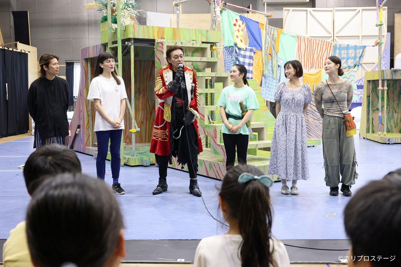 （左より）演出・振付：長谷川 寧、ダーリング夫人役：太田緑ロランス、フック船長役：石井一孝、ピーター・パン役：山﨑玲奈、ウェンディ役：山口乃々華、タイガー・リリー役：七瀬恋彩　 　　　　　　　　　撮影：宮川舞子