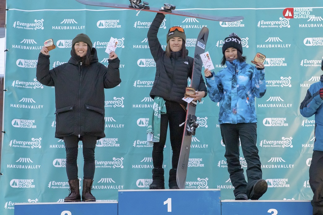 女子スキー部門で優勝し、本戦への出場権を獲得した小野塚彩那（中央）