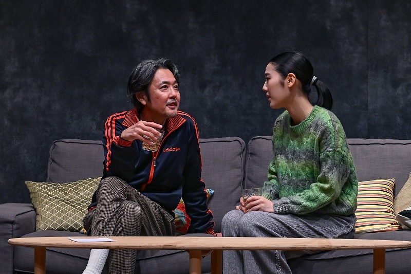 左から 岡部たかし、湯川ひな