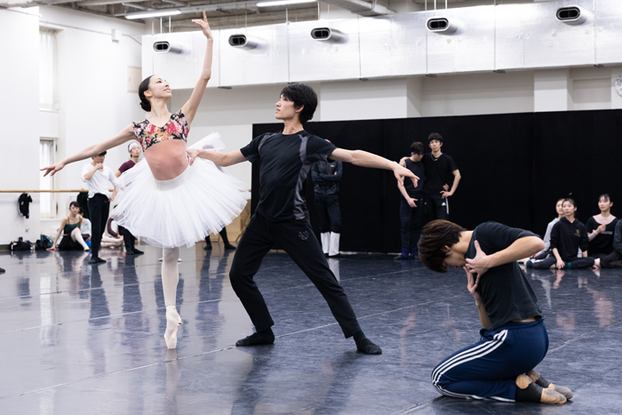 沖香奈子（メドーラ）、秋元康臣（コンラッド）、池本祥真（アリ） 　ⒸShoko Matsuhashi