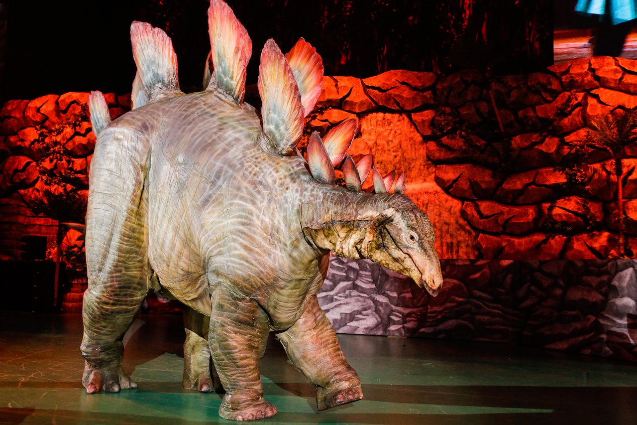 恐竜の中でもメジャーなステゴサウルスも登場！　リアルな動きに目を奪われる。