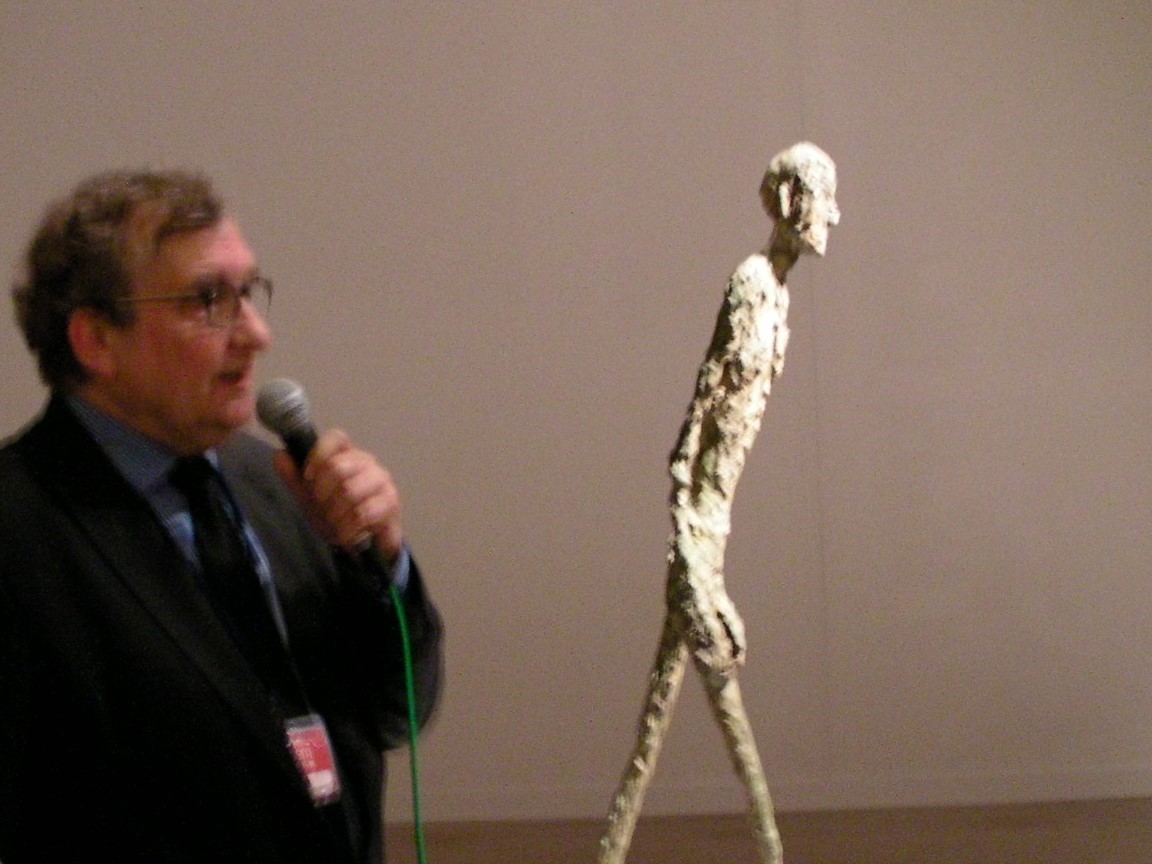 13日に開催された内覧会にて《歩く男》の横で解説をするマーグ財団美術館館長オリヴィエ・キャプラン