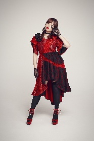 篠崎愛がウェイトレス姿で災難に　メジャーデビューシングル「口の悪い女」のMVを期間限定でフル公開
