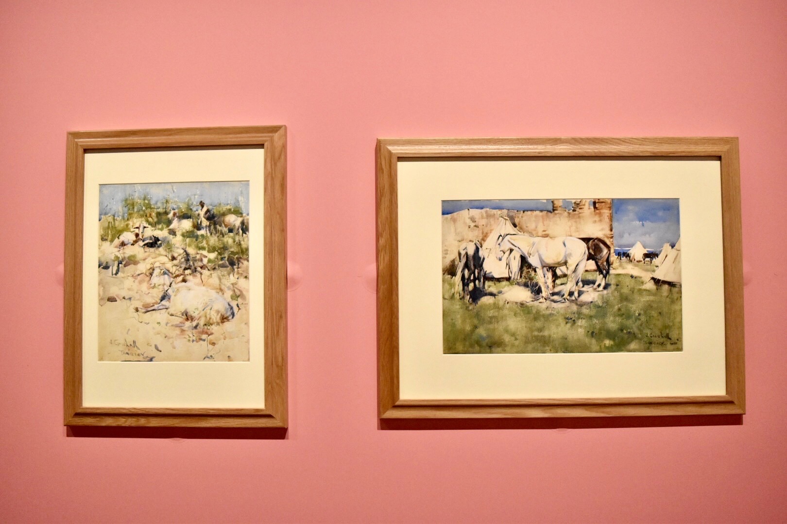 左：ジョゼフ・クロホール　《山腹の山羊、タンジールにて》　水彩、グワッシュ、紙　(C)CSG 