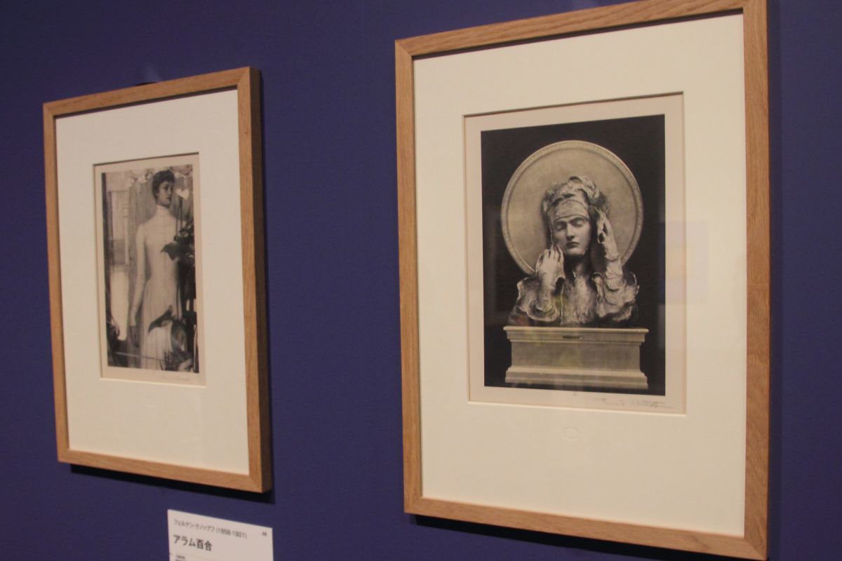左：フェルナン・クノップフ《アラム百合》1895年、彩色写真（撮影：アレクサンドル）　右：同《巫女（シビュラ）》1894年、彩色写真（撮影：アレクサンドル） どちらもベルギー王立図書館、ブリュッセル