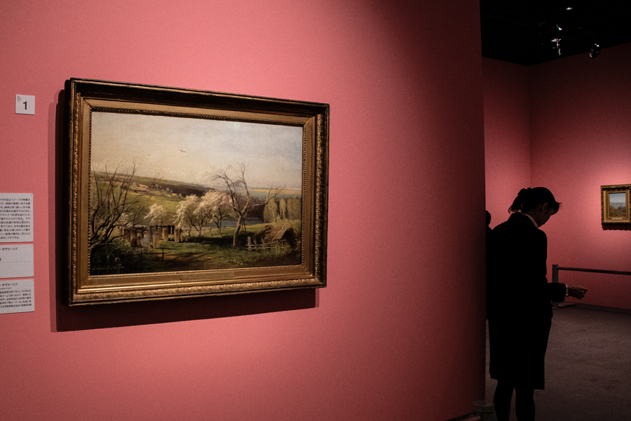 展示風景。左手は、アレクセイ・サヴラーソフ《田園風景》1867年 油彩・キャンバス (C) The State Tretyakov Gallery