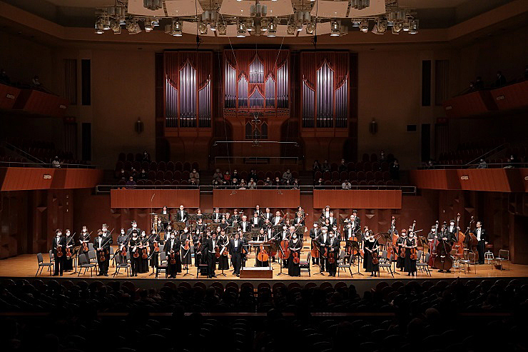 正指揮者 太田弦が指揮する大阪交響楽団。（太田は2022年3月で退任）
