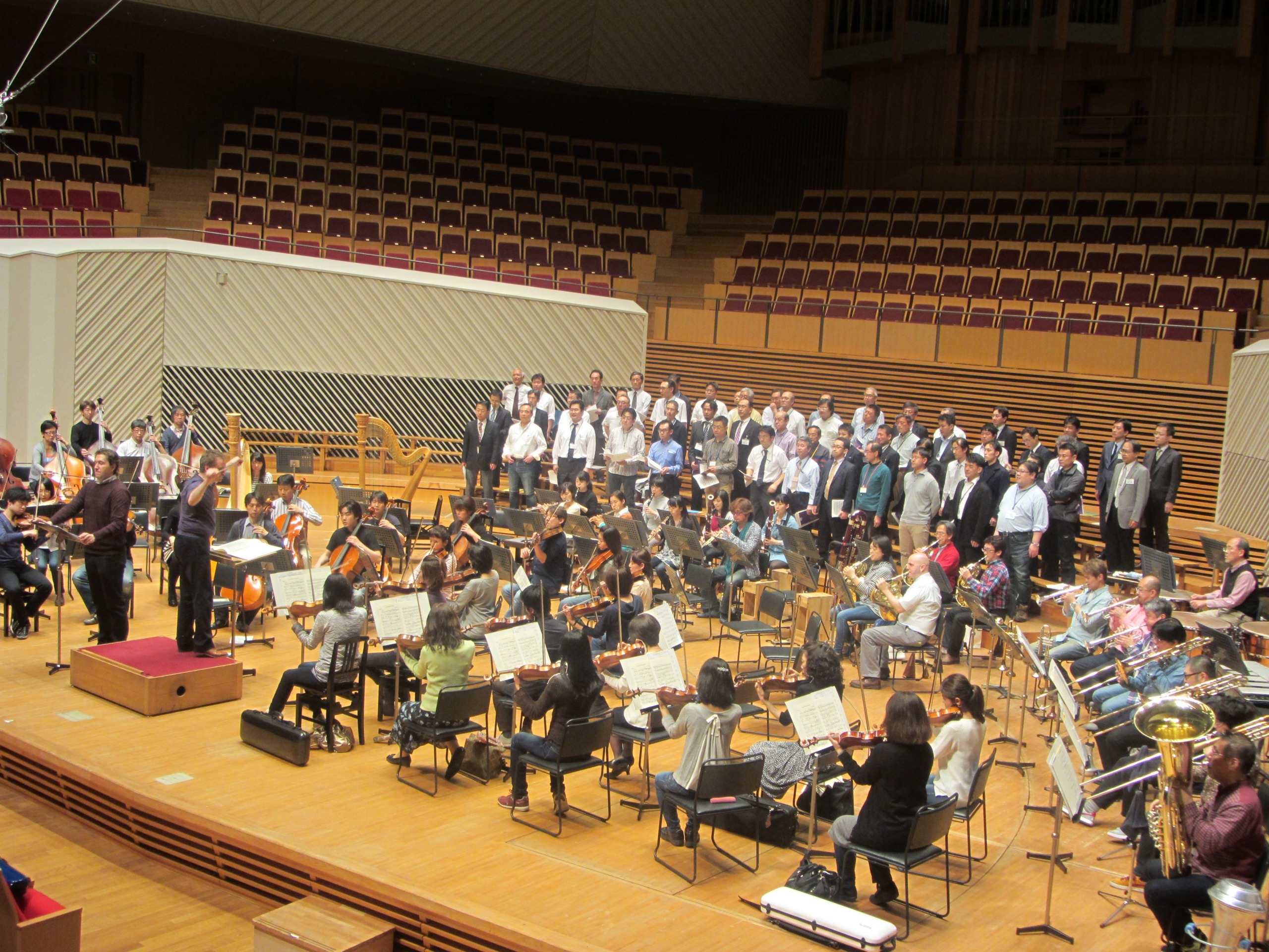 語り手、男声合唱と管弦楽が揃う 提供：東京交響楽団
