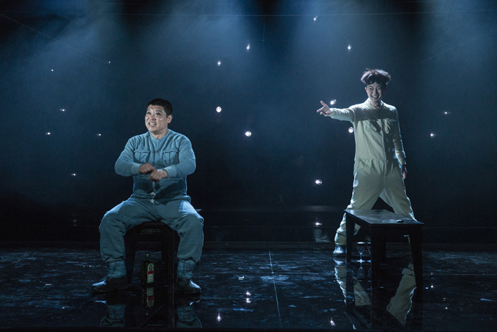 「宇宙の男たち」 　（Photo by Nah Seung-yeol, provided by National Theater Company of Korea.）