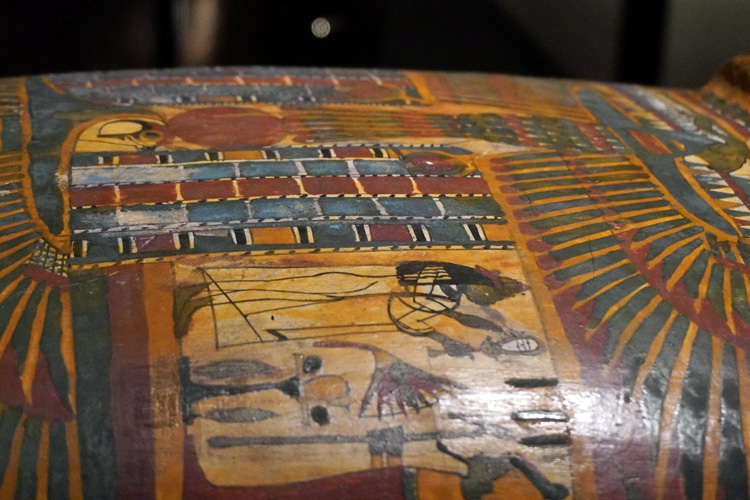 タケネメトの内棺（蓋）の表面。楽器シストルムを抱え、神と対面しているタケネメトが描かれている。