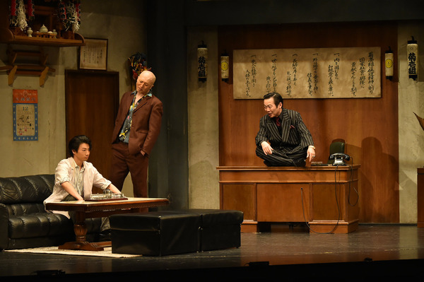 組長の牛島（右・伊藤正之）とキヨシ（中央・吉田メタル）の脅しにも屈しない日根（左・矢崎広）